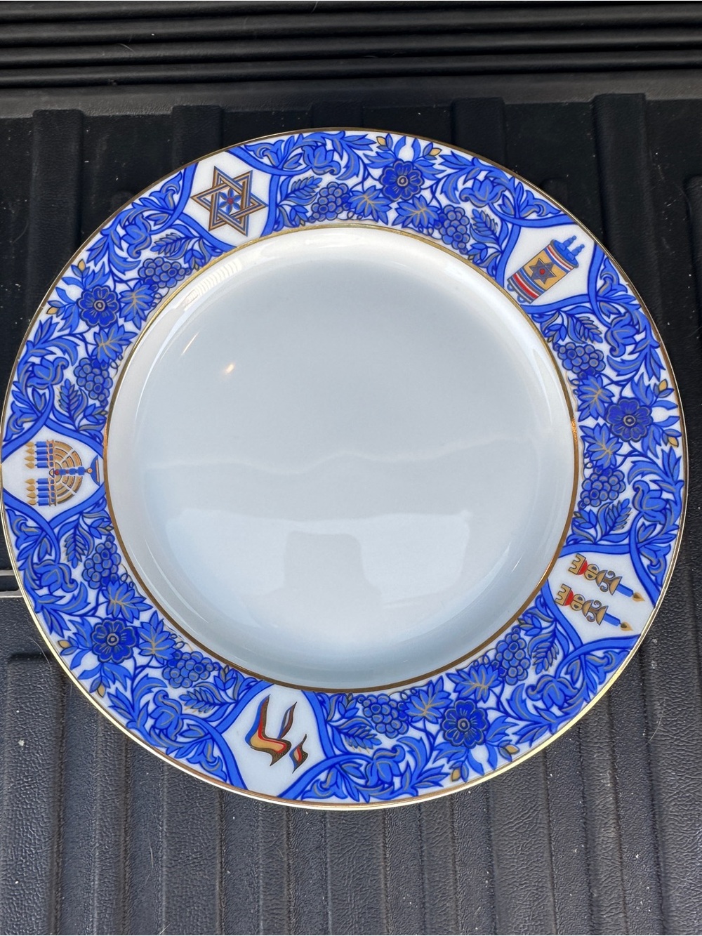 AMERICAAN ATELIER CHANUKAH PLATES-Set of 2 Vintage made in Endonesia-Beautiful